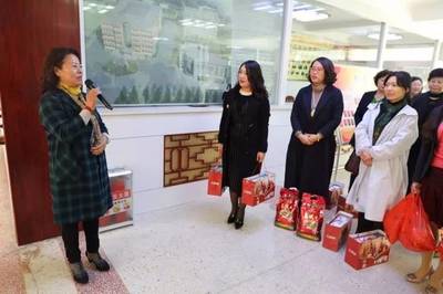 新泰市女企业家商会数名女企业家来新泰市老年公寓看望慰问公寓入住老人