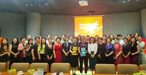 东营市工商联女企业家商会到市美术馆和图书馆参观并开展书香沙龙活动