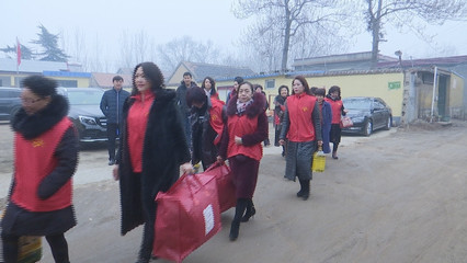 泰安新泰市:巾帼不让须眉 女企业家慰问送温暖